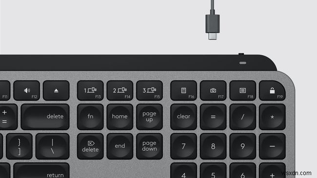 लॉजिटेक कीबोर्ड को कैसे चार्ज करें