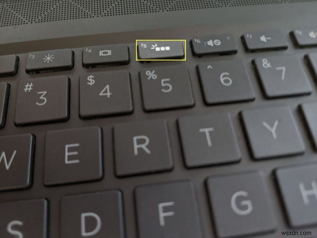 कीबोर्ड लाइट (Windows या Mac) कैसे चालू करें