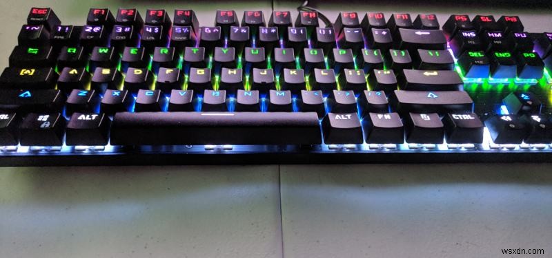 AUKEY KM-G3 मैकेनिकल गेमिंग कीबोर्ड समीक्षा और सस्ता 