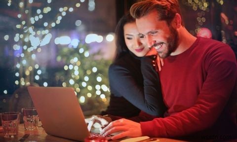 इस छुट्टी के मौसम में स्किमिंग घोटालों का शिकार होने से कैसे बचें
