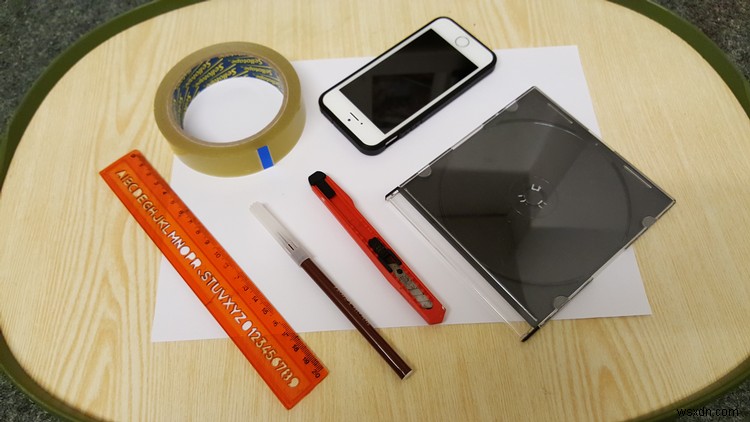 iPhone होलोग्राम प्रोजेक्टर कैसे बनाएं: DIY प्लास्टिक पिरामिड