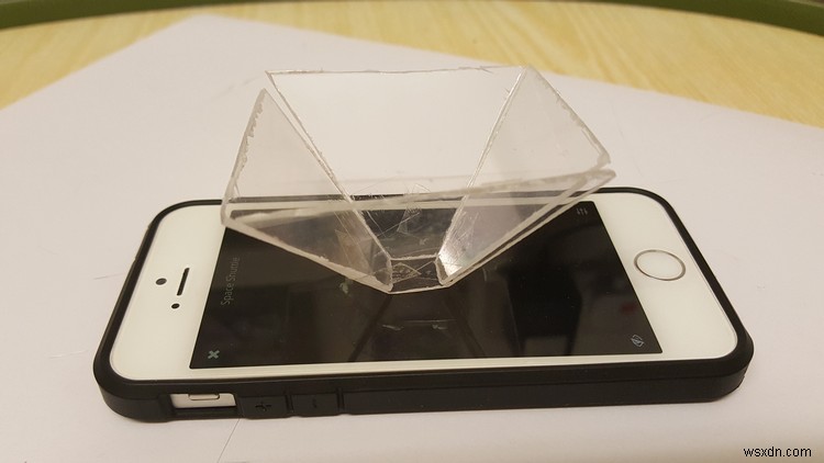 iPhone होलोग्राम प्रोजेक्टर कैसे बनाएं: DIY प्लास्टिक पिरामिड