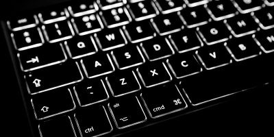 निष्क्रियता के बाद Mac के कीबोर्ड बैकलाइट को स्वचालित रूप से बंद करें