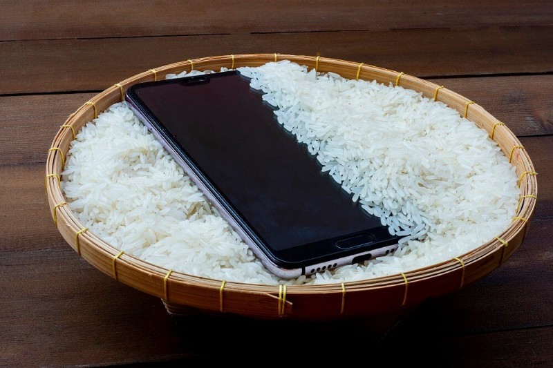 पानी से क्षतिग्रस्त फोन को बचाने के त्वरित उपाय