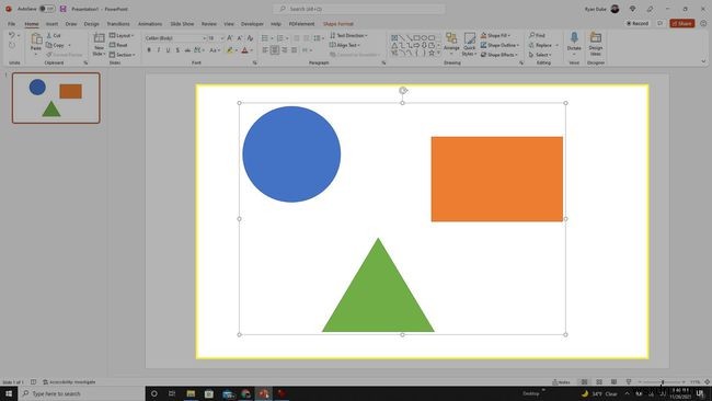 PowerPoint में ऑब्जेक्ट कैसे समूहीकृत करें