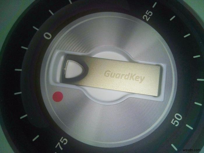 एन्क्रिप्टेड ड्राइव बनाएं और GuardKey का उपयोग करके उन्हें सुरक्षित रखें