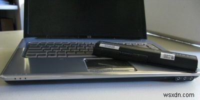 लैपटॉप बैटरियों के साथ  प्लग इन, चार्जिंग नहीं  का क्या अर्थ है?