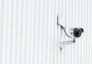 अपनी संपत्ति की निःशुल्क निगरानी के लिए पुराने वेब कैम का उपयोग करें