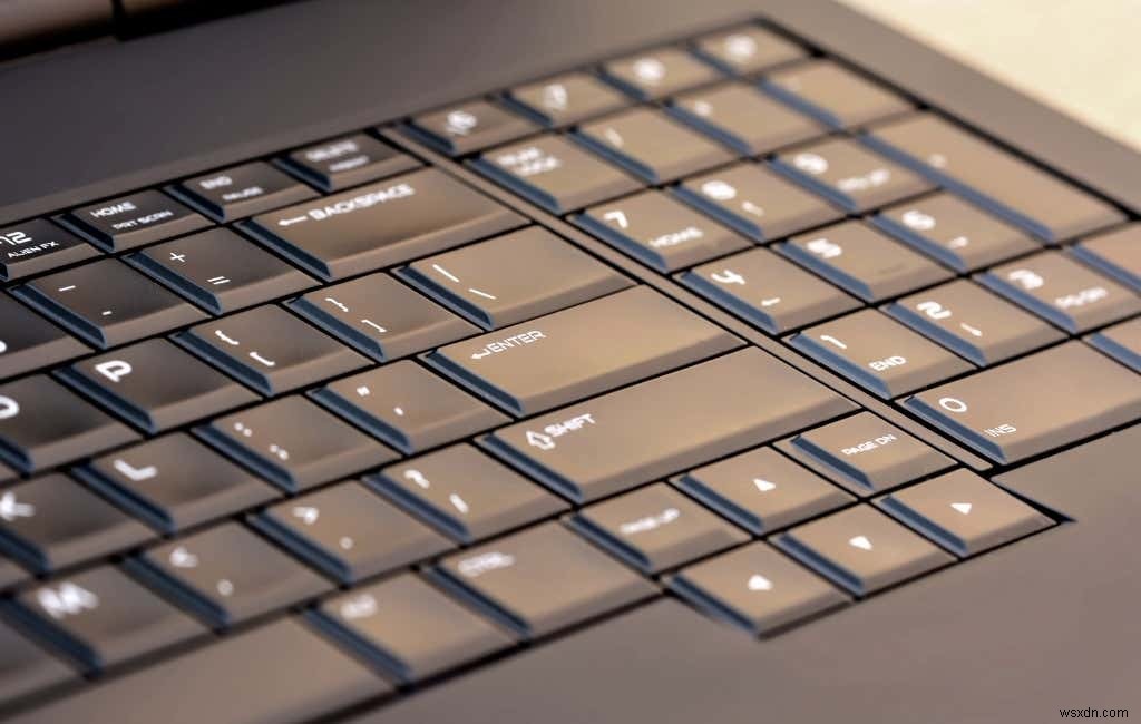 विंडोज़ और मैकोज़ में अपने लैपटॉप कीबोर्ड को कैसे अक्षम करें 