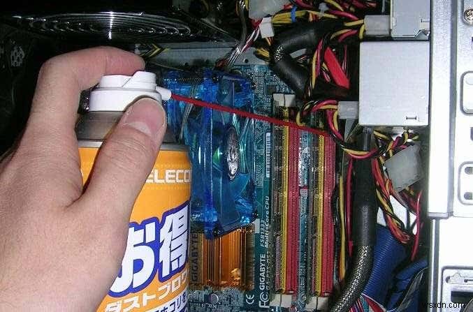 अपने कंप्यूटर को अंदर और बाहर ठीक से कैसे साफ करें 