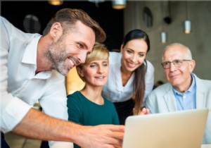 विंडोज 10 पर स्लाइड शो कैसे बनाएं:दो आसान तरीके 