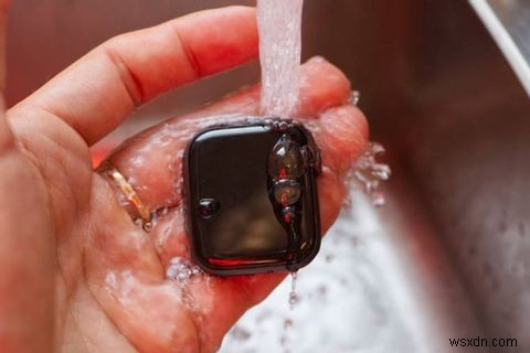 4 चरणों में अपने Apple वॉच को सुरक्षित और कुशलता से कैसे साफ़ करें 