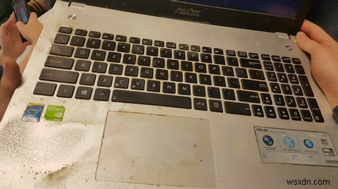 अपने लैपटॉप स्क्रीन, कवर, कीबोर्ड और पंखे को कैसे साफ़ करें 