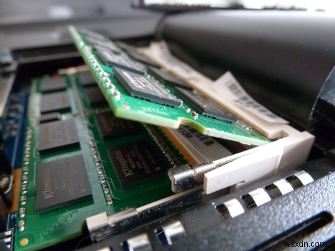 टूटे हुए लैपटॉप का समस्या निवारण और मरम्मत कैसे करें 