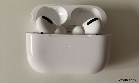 AirPods को अपने MacBook, iPhone, PC और अन्य में कैसे जोड़ें 