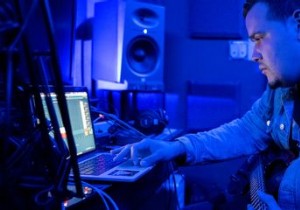 एक साथ कई लाइव ट्रैक रिकॉर्ड करने के लिए मैक पर गैराजबैंड का उपयोग कैसे करें 