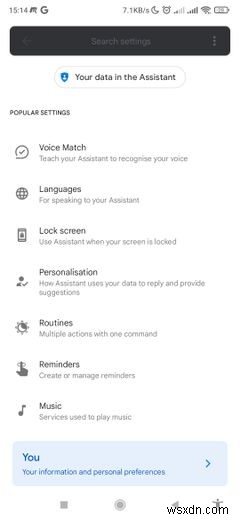 हेडफ़ोन के साथ Google Assistant का उपयोग कैसे करें