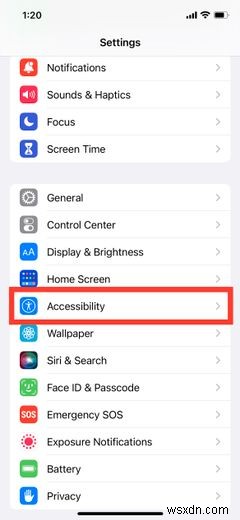 अपने iPhone पर विभिन्न ऐप्स के लिए एक्सेसिबिलिटी सेटिंग्स को कैसे कस्टमाइज़ करें