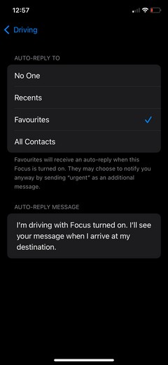 ड्राइविंग करते समय टेक्स्ट का अपने आप जवाब देने के लिए iOS के फोकस मोड का उपयोग कैसे करें