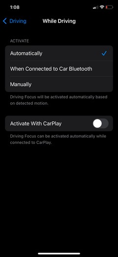 ड्राइविंग करते समय टेक्स्ट का अपने आप जवाब देने के लिए iOS के फोकस मोड का उपयोग कैसे करें
