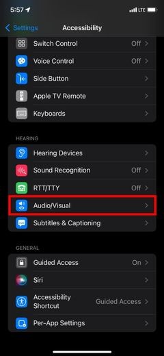 iOS 15 का उपयोग करके शांत पृष्ठभूमि वाली ध्वनियां कैसे चलाएं