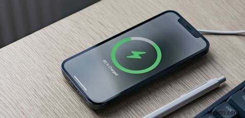 अपने iPhone को तेजी से चार्ज करने के लिए आपको जो कुछ भी जानना चाहिए