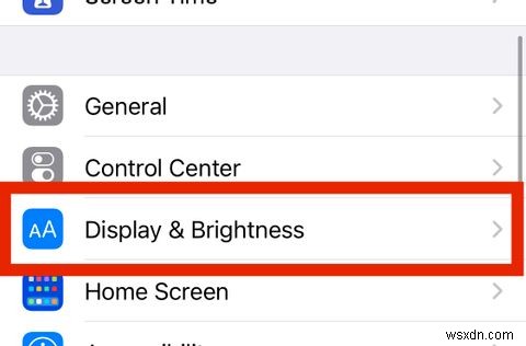 अपने iPhone पर नीली रोशनी कम करने के लिए नाइट शिफ्ट का उपयोग कैसे करें