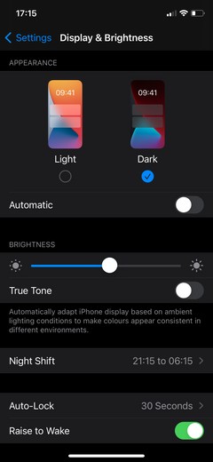 iPhone पर ऑटो-ब्राइटनेस कैसे बंद करें