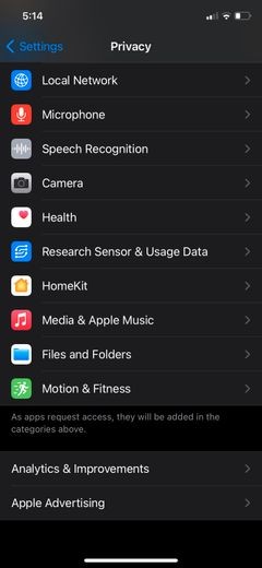 आपको ट्रैक करने वाले ऐप्स को रोकने के लिए iOS 14.5 में ऐप ट्रैकिंग पारदर्शिता का उपयोग कैसे करें 