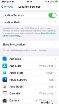 अपने iPhone पर स्थान सेटिंग कैसे प्रबंधित करें