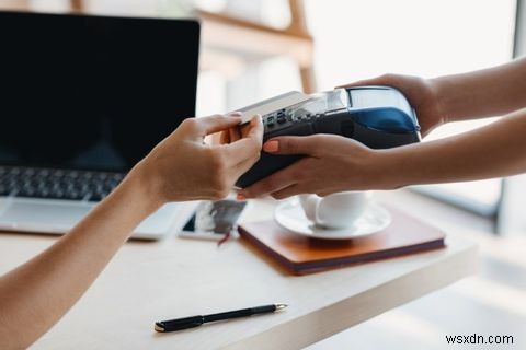क्रेडिट कार्ड धोखाधड़ी कैसे काम करती है और कैसे सुरक्षित रहें