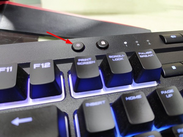 कंप्यूटर पर कीबोर्ड लाइटिंग को चालू या बंद कैसे करें 
