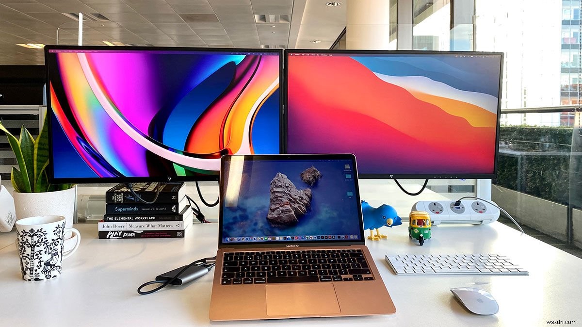 दो या दो से अधिक बाहरी डिस्प्ले को Apple Silicon M1 Macs से कैसे कनेक्ट करें 