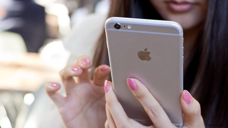 विदेश में iPhone डेटा रोमिंग शुल्क से कैसे बचें 