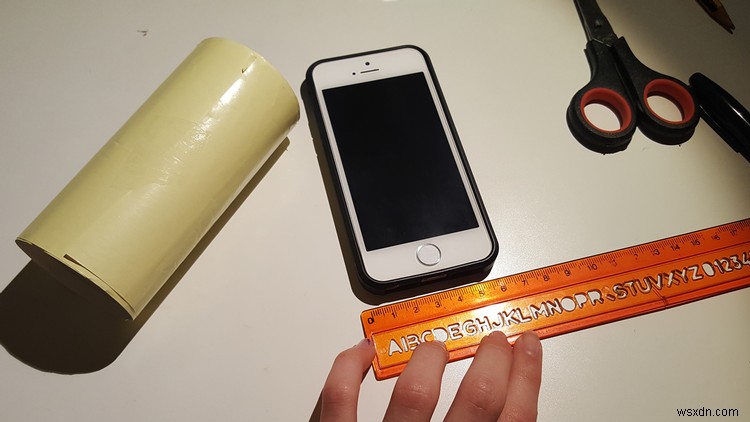 केवल एक टॉयलेट रोल और कुछ पिन का उपयोग करके एक सस्ता iPhone स्टैंड कैसे बनाएं 