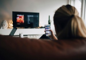 अपने iPhone को टीवी पर कैसे मिरर करें 