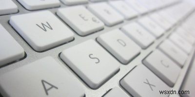 अपने मैकबुक के साथ एक सामान्य यूएसबी कीबोर्ड कैसे सेट करें 