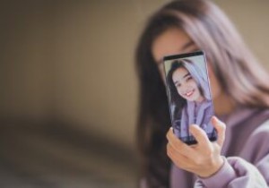 Android पर अपने रियर कैमरे से सेल्फी कैसे लें 