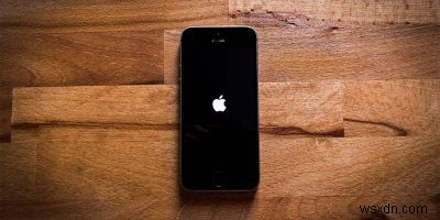 अपने iPhone को पुनरारंभ कैसे करें यदि यह Apple लोगो पर अटका हुआ है 