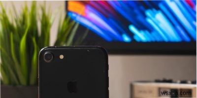 अपने Android या iPhone को अपने टीवी से कैसे कनेक्ट करें 