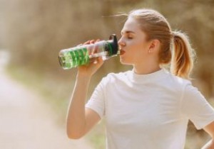 4 सर्वश्रेष्ठ स्मार्ट पानी की बोतलें आपको हाइड्रेटेड रहने में मदद करने के लिए 