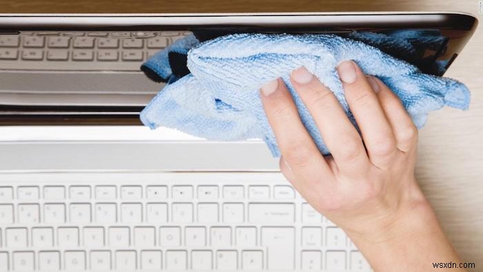 अपने लैपटॉप को कैसे साफ और साफ करें 