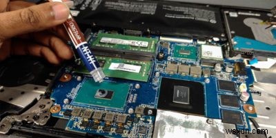 एक ओवरहीटिंग लैपटॉप को उसके आंतरिक भाग से कैसे ठीक करें 