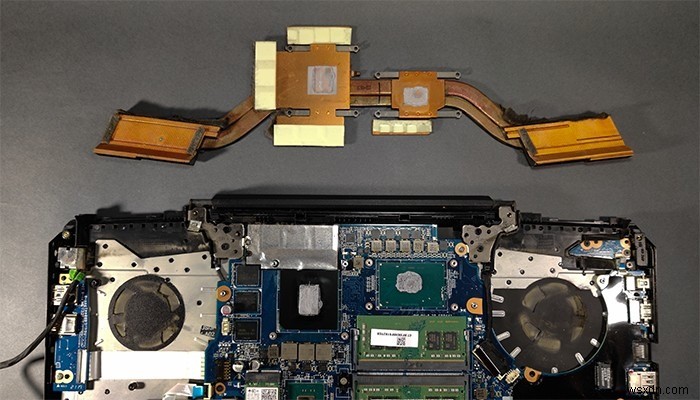 एक ओवरहीटिंग लैपटॉप को उसके आंतरिक भाग से कैसे ठीक करें 