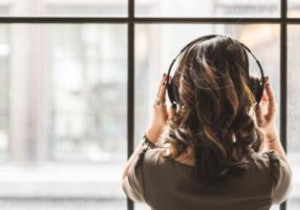 सक्रिय शोर-रद्द करने वाले हेडफ़ोन के पेशेवरों और विपक्ष 