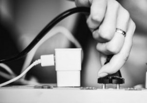 सर्वश्रेष्ठ केबल प्रबंधन समाधान आपके कार्यक्षेत्र को व्यवस्थित करने के लिए