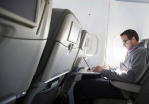 जब लैपटॉप प्रतिबंधित हों तो उड़ानों पर उत्पादक कैसे रहें 