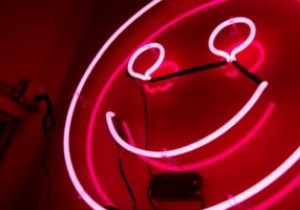 अपने डिस्कॉर्ड सर्वर में कस्टम इमोजी कैसे बनाएं और जोड़ें 