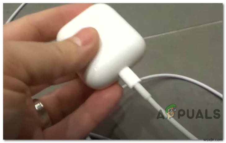 AirPods ब्लिंकिंग ऑरेंज? यहां उन्हें ठीक करने का तरीका बताया गया है 