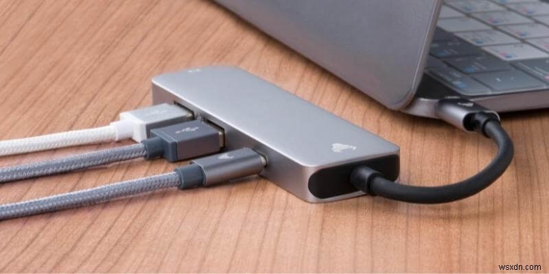 USB-C हब बनाम डॉकिंग स्टेशन:कौन सा मैकबुक प्रो उपयोगकर्ताओं के लिए बेहतर है?